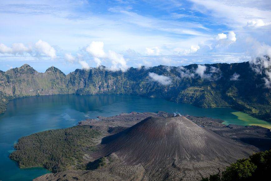 puncak Gunung Rinjani (unsplash.com/David Wollschlegel)