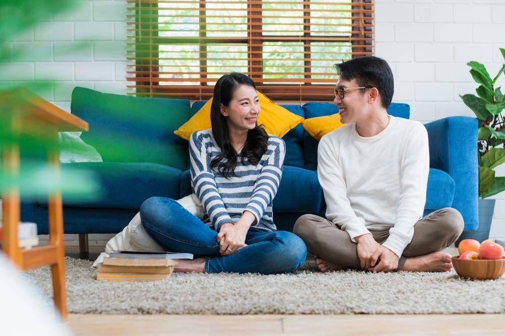 Sepasang kekasih mengobrol (Shutterstock/WHYFRAME)