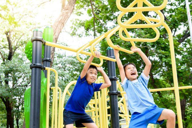 Dua anak laki-laki tengah bermain. (ShutterStock/TinnaPong)