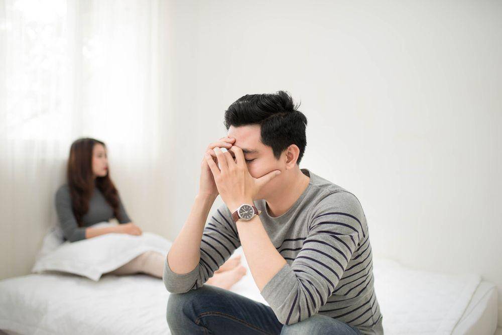 Seorang pria bingung pada pasangannya (Shutterstock/Makistock)