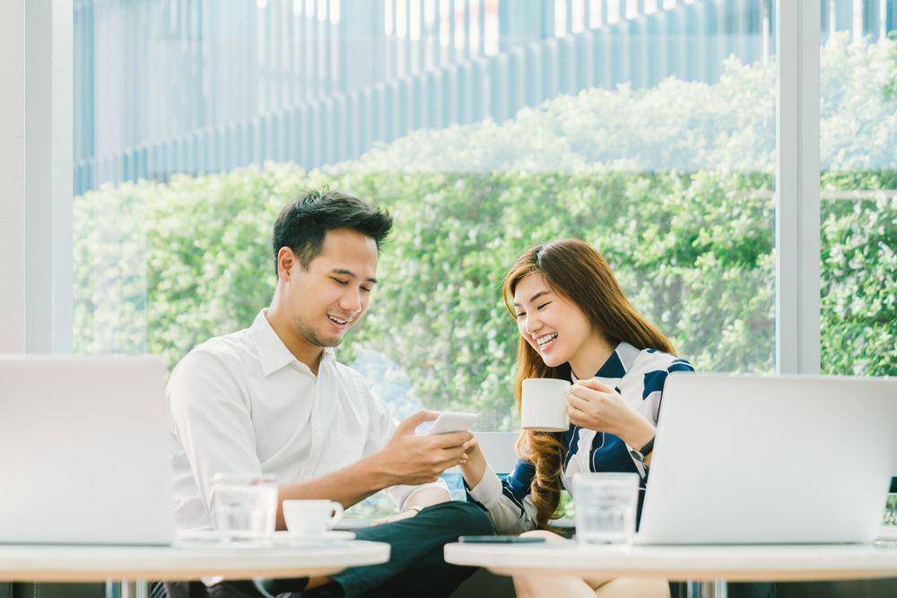Pasangan sedang berbincang (Shutterstock/Urbanscape)