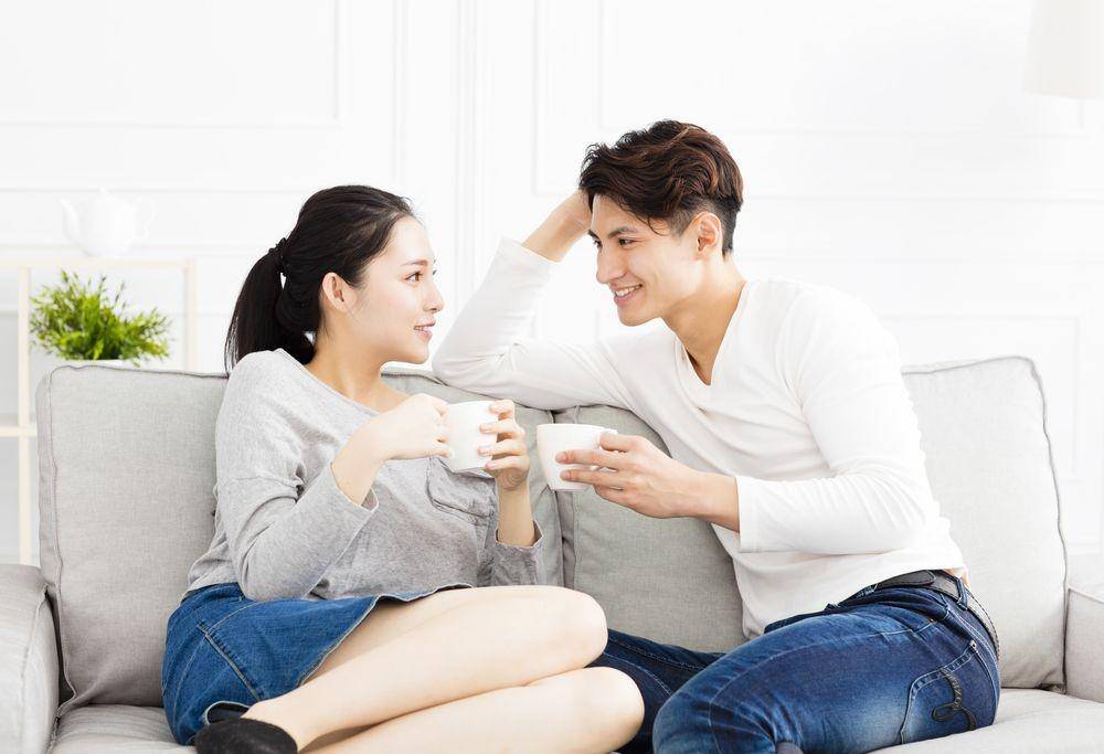 Sepasang kekasih mengobrol (Shutterstock/Tom Wang)