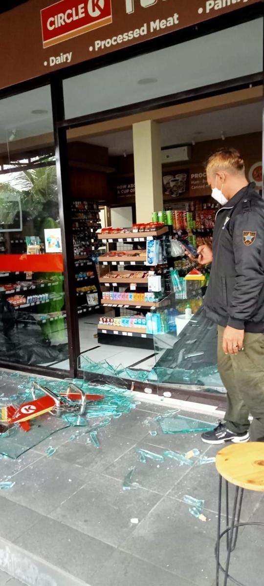 Diduga Depresi, WNA Asal Belanda Rusak Kaca Jendela Toko di Bali