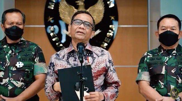 Menteri Koordinator bidang politik, hukum dan keamanan, Mahfud MD (tengah) ketika memberikan keterangan pers usai menerima Kepala Staf TNI Angkatan Darat (KSAD) Jenderal Dudung Abdurachman (Tangkapan layar YouTube Kemenko Polhukam)