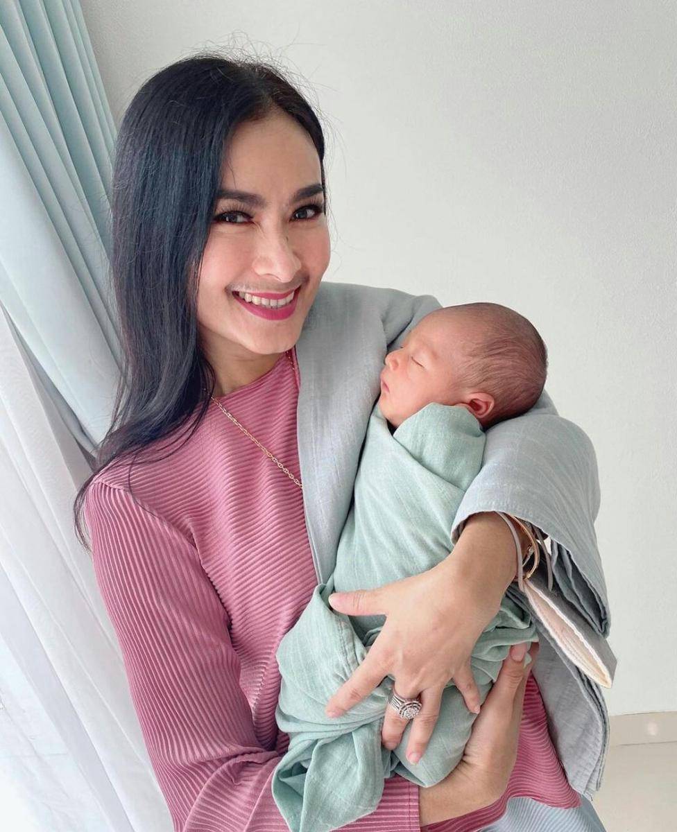 potret Iis Dahlia momong baby Rayyanza (instagram.com/isdadahlia)