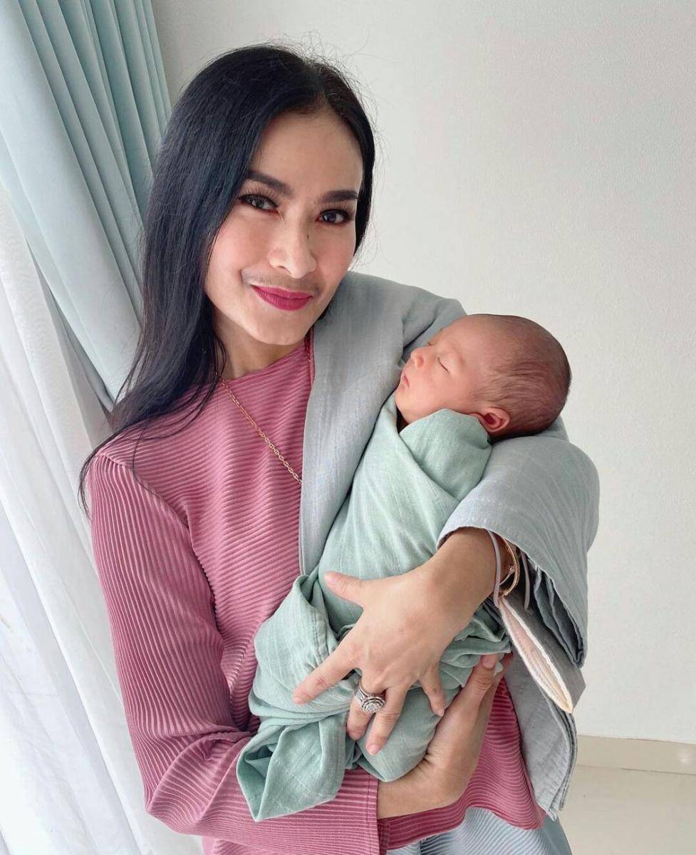potret Iis Dahlia momong baby Rayyanza (instagram.com/isdadahlia)