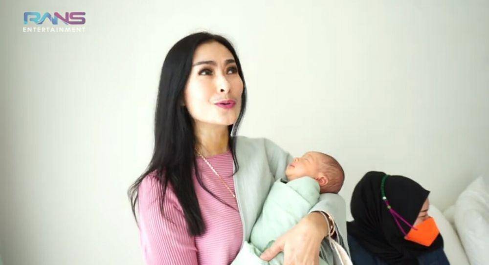 potret Iis Dahlia momong baby Rayyanza (dok. youtube.com/Rans Entertainment)