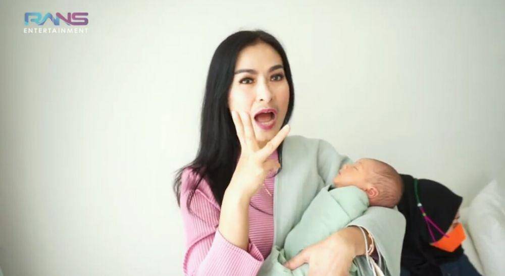 potret Iis Dahlia momong baby Rayyanza (dok. youtube.com/Rans Entertainment)