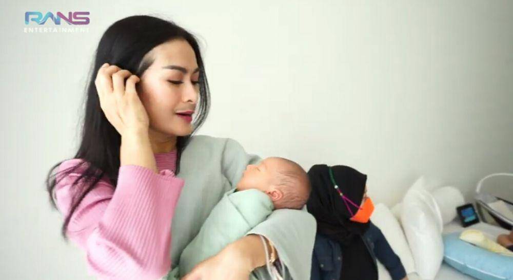 potret Iis Dahlia momong baby Rayyanza (dok. youtube.com/Rans Entertainment)