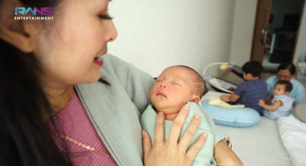 potret Iis Dahlia momong baby Rayyanza (dok. youtube.com/Rans Entertainment)