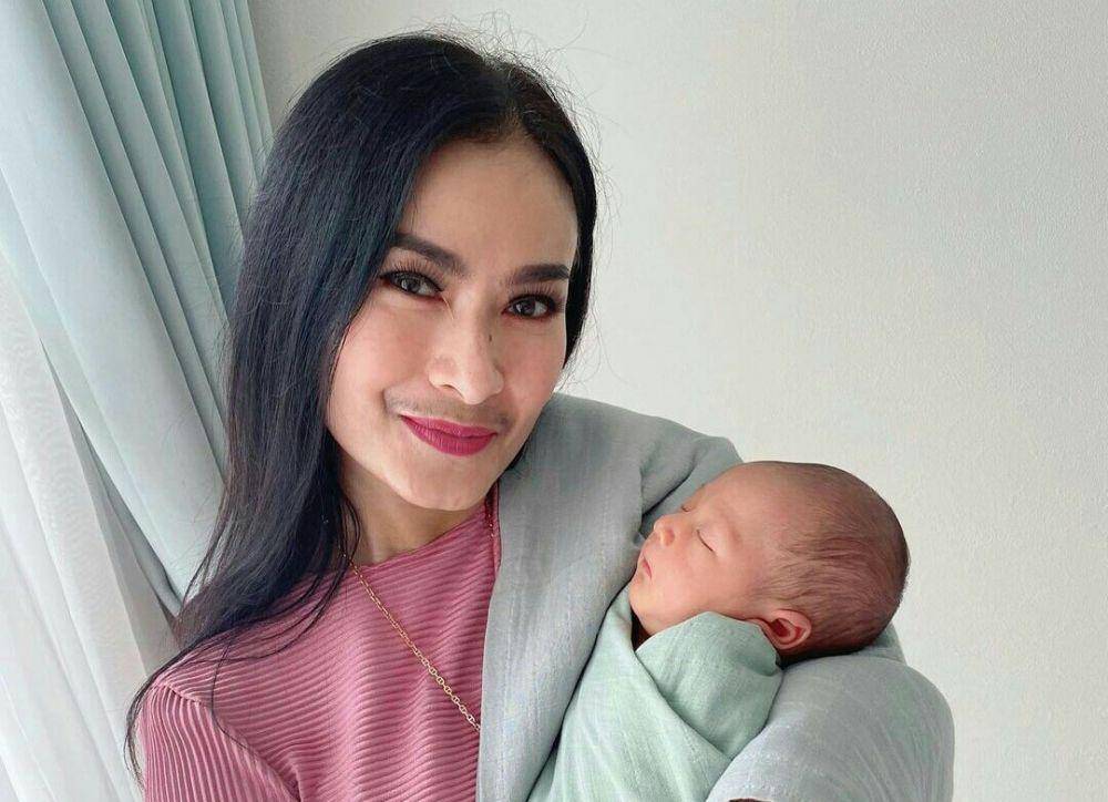 potret Iis Dahlia momong baby Rayyanza (instagram.com/isdadahlia)