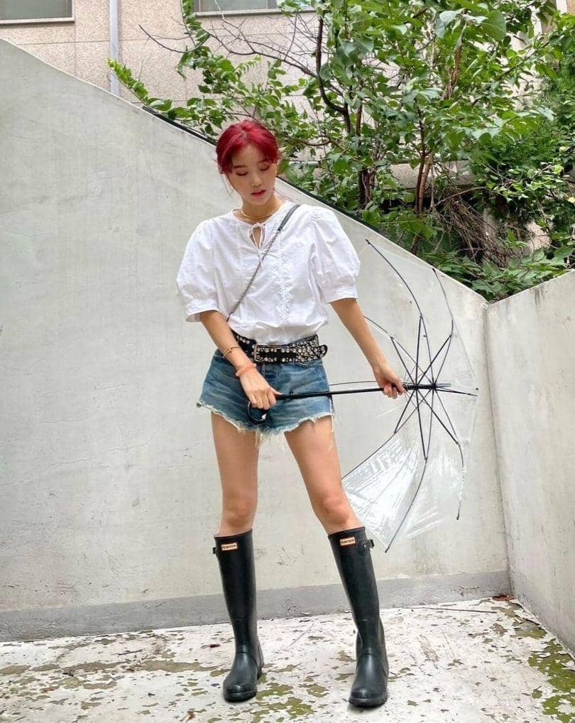 Padu padan celana jeans ala Mimi Oh My Girl (instagram.com/mimmiiiya)