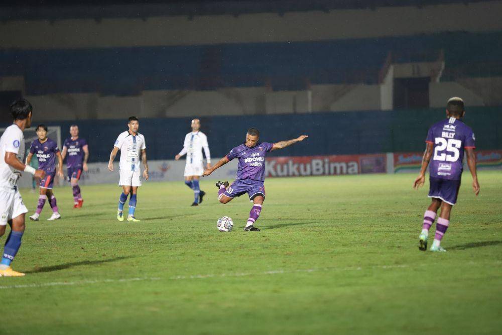 Persita kecewa dengan keputusan wasit yang memipin pertandingan mereka saat melawan PSIS dalam laga lanjutan Liga 1 2021/22, Selasa (7/12/2021). (Dok. Persita)