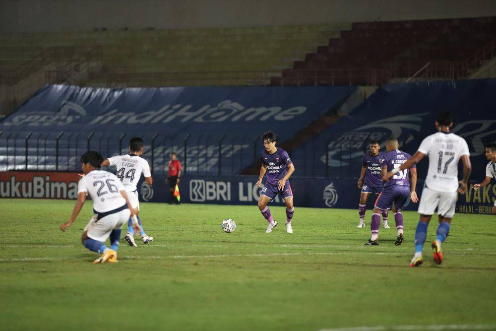Persita kecewa dengan keputusan wasit yang memipin pertandingan mereka saat melawan PSIS dalam laga lanjutan Liga 1 2021/22, Selasa (7/12/2021). (Dok. Persita)