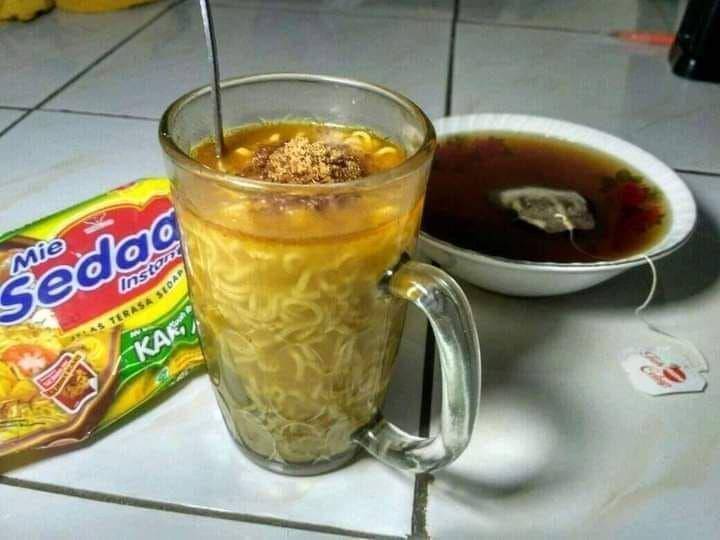 foto makan dengan cara aneh (facebook.com/Pnggil Sja Saiya Wan's)