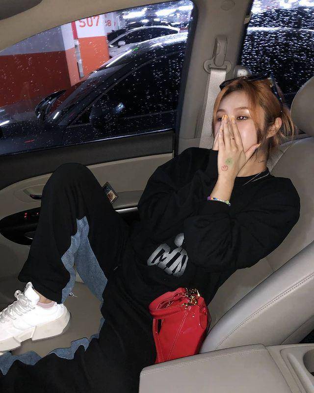 Outfit Wheein Mamamoo (instagram.com/whee_inthemood)