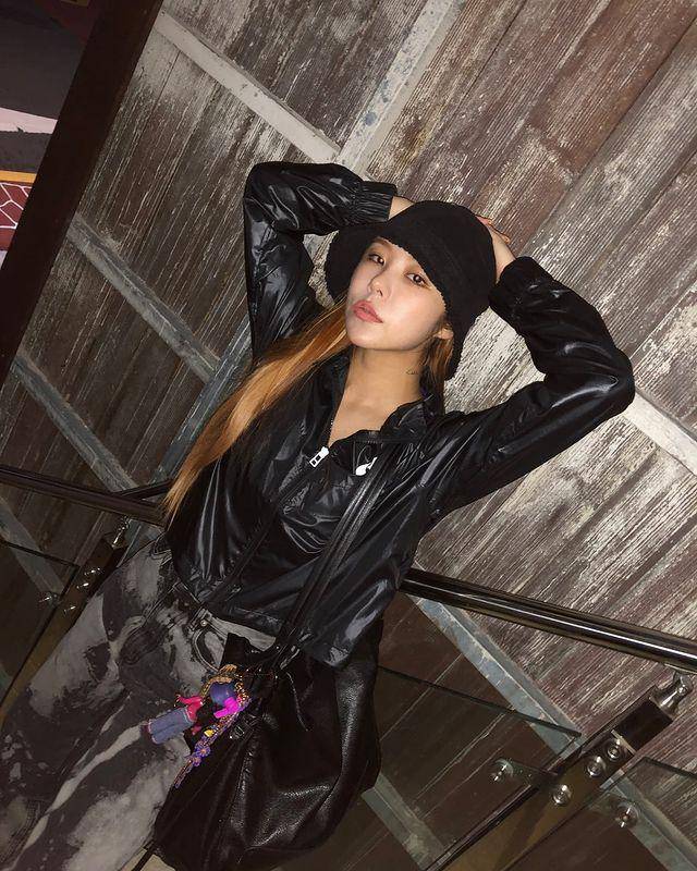 outfit Wheein Mamamoo (instagram.com/whee_inthemood)