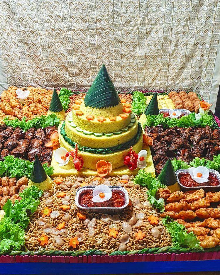nasi tumpeng (instagram.com/catering_mak_nyuuus)