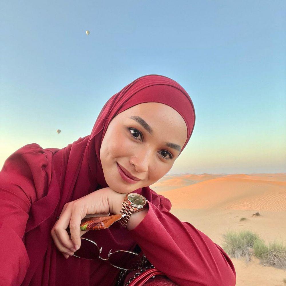 10 Potret Menawan Tya Arifin Liburan ke Dubai, Bak Putri Padang Pasir