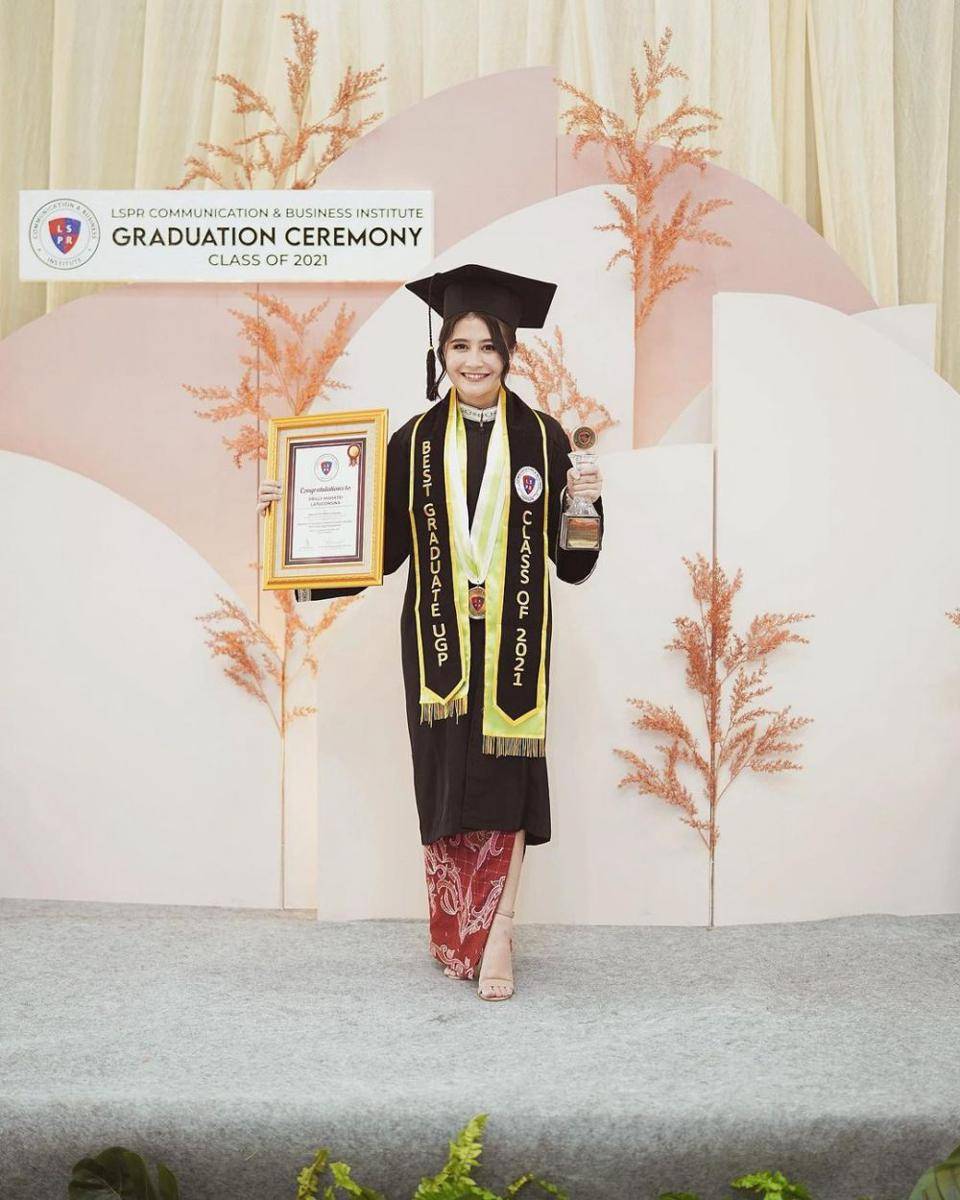 Potret wisuda Prilly Latuconsina. (instagram.com/prillylatuconsina96)
