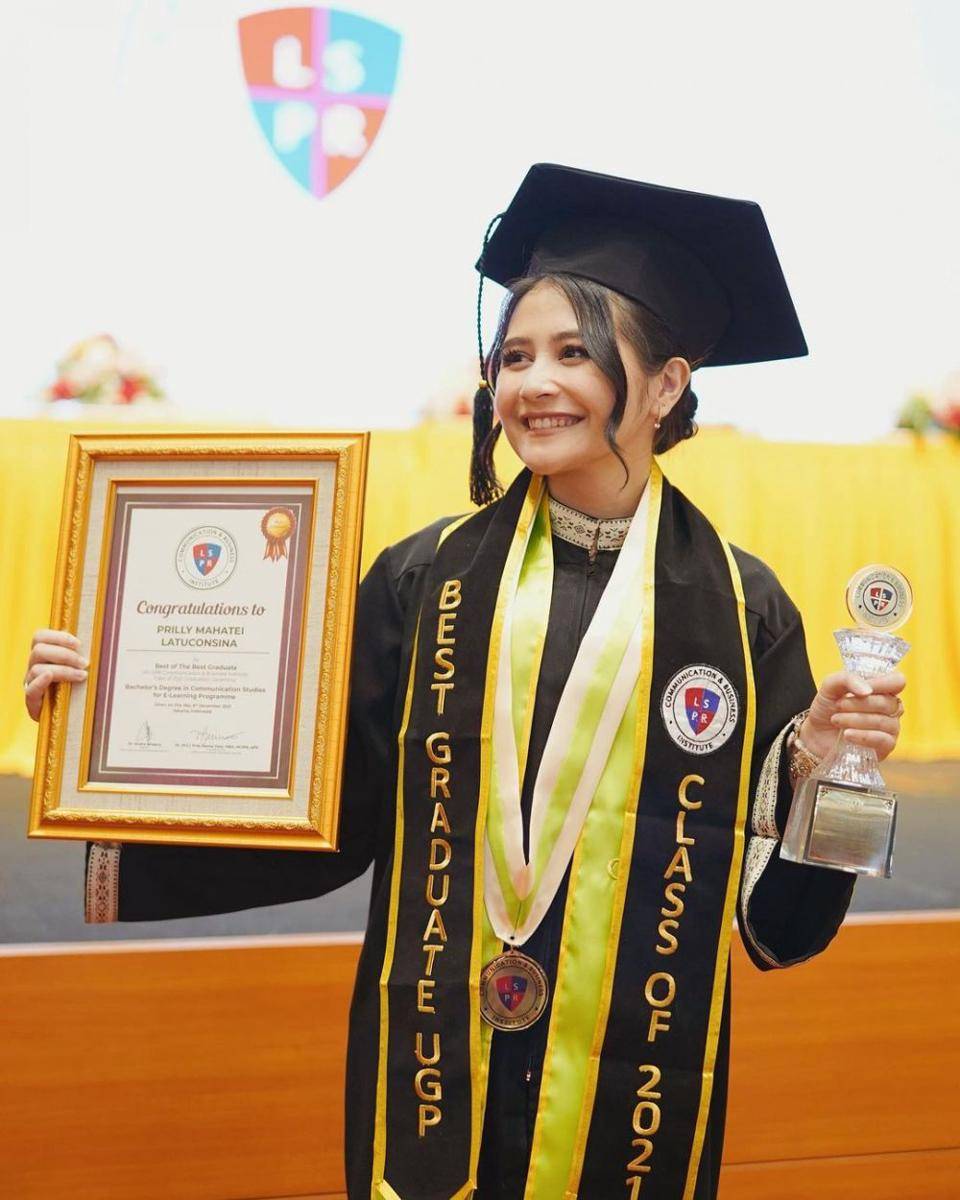 Potret wisuda Prilly Latuconsina. (instagram.com/prillylatuconsina96)