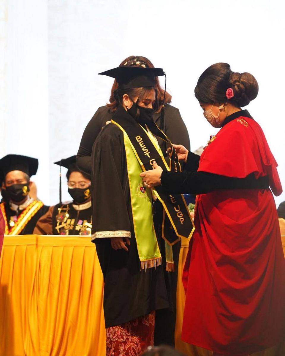 Potret wisuda Prilly Latuconsina. (instagram.com/prillylatuconsina96)