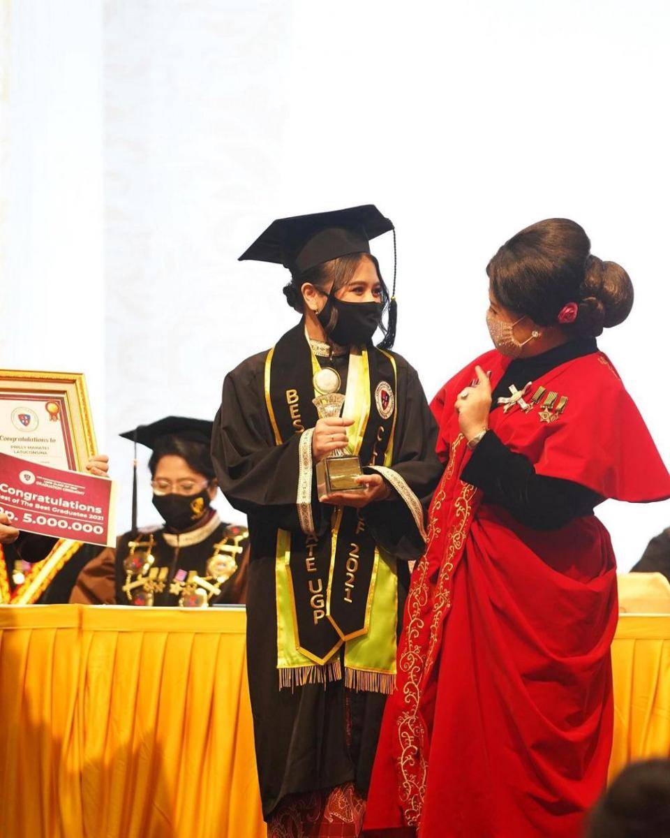 Potret wisuda Prilly Latuconsina. (instagram.com/prillylatuconsina96)