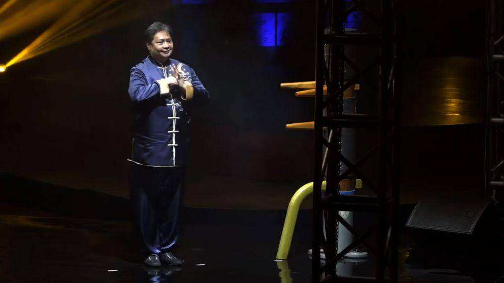 Potret Airlangga Hartarto di Opening Ceremony Indonesia Wushu All Games 2021. (dok. youtube.com/INAWUSHU CHANNEL)
