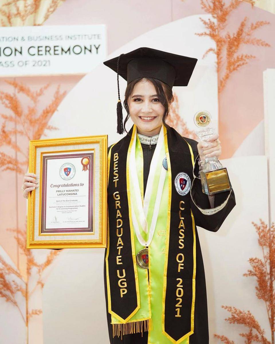 Potret wisuda Prilly Latuconsina. (instagram.com/prillylatuconsina96)