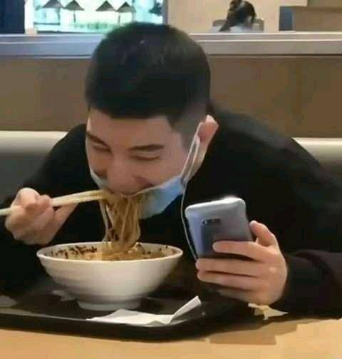 foto makan dengan cara aneh (instagram.com/sukijan.id)
