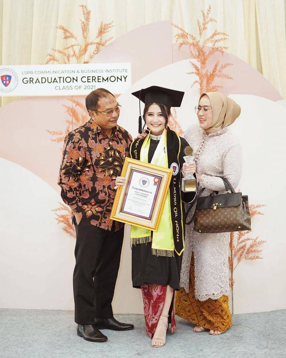 Potret wisuda Prilly Latuconsina. (instagram.com/prillylatuconsina96)