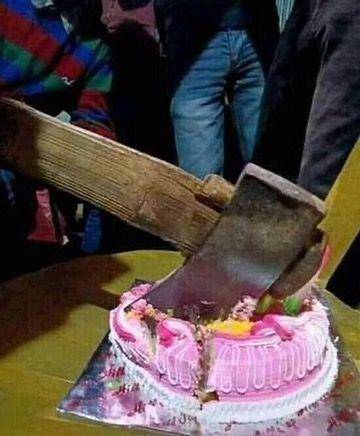 foto makan dengan cara aneh (instagram.com/humorsantuy)