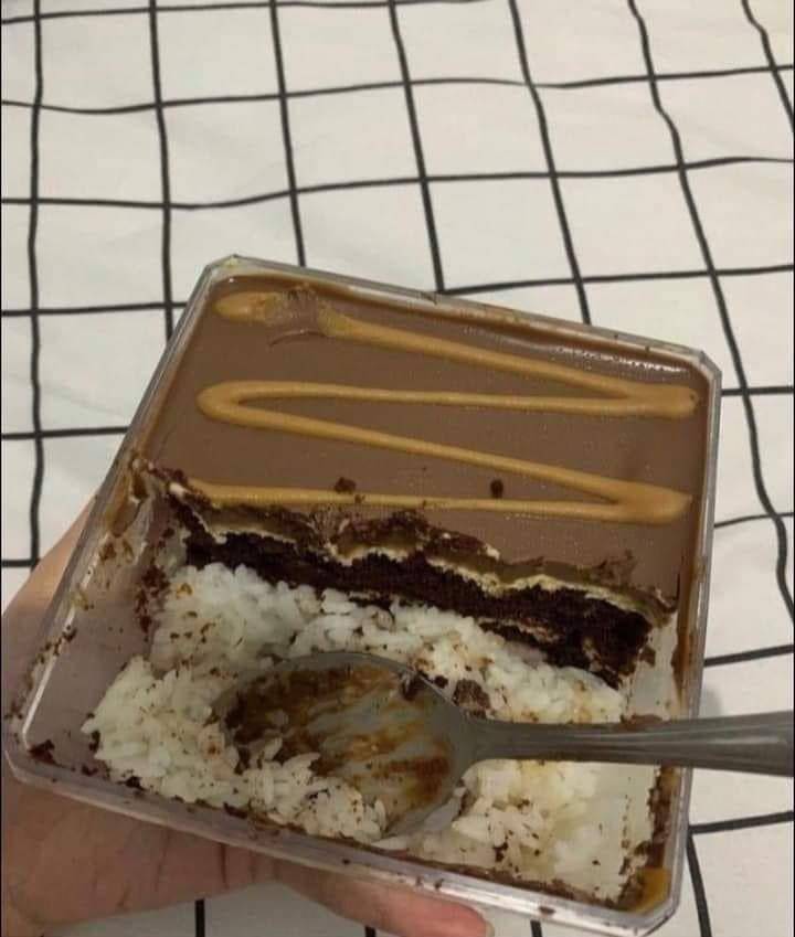 foto makan dengan cara yang aneh (twitter.com/jowoshitpost)