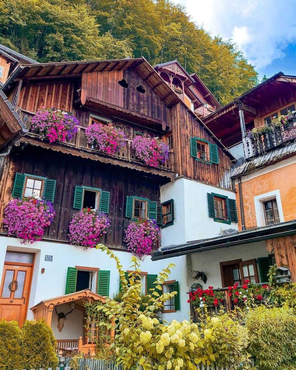 potret desa Hallstatt (instagram.com/annabove.the.clouds)