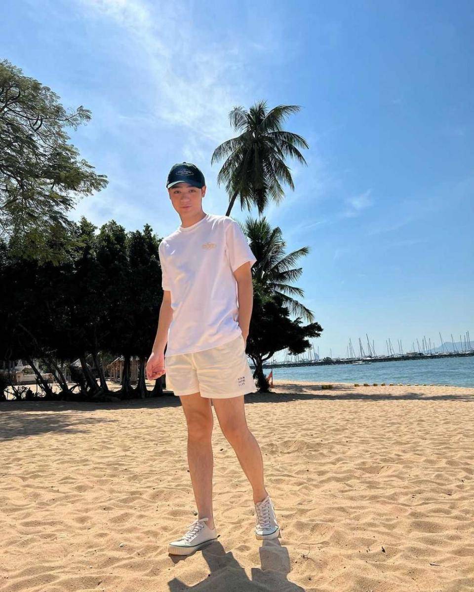 potret outfit liburan ala Pea Sarit (instagram.com/peatrs)