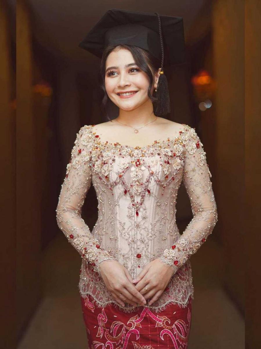 7 Potret Prilly Latuconsina saat Wisuda, Menginspirasi Banget!