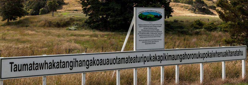ilustrasi papan nama bukit Taumata (newzealand.com)