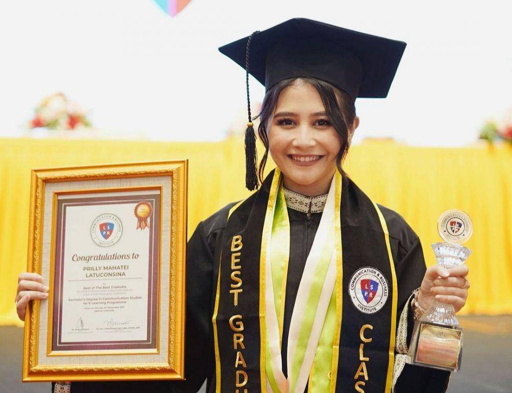 Potret wisuda Prilly Latuconsina. (instagram.com/prillylatuconsina96)