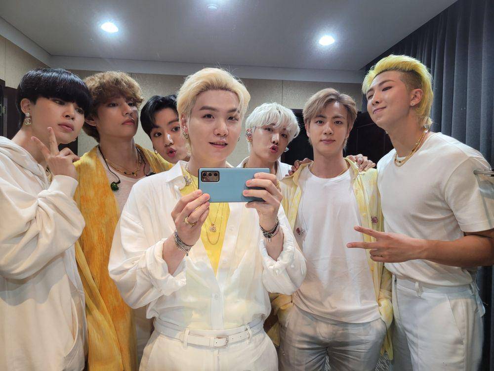 BTS (twitter.com/BTS_twt)
