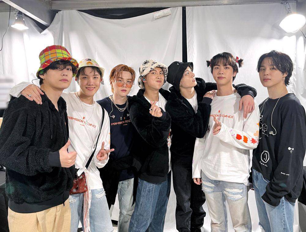 BTS (twitter.com/bts_bighit)