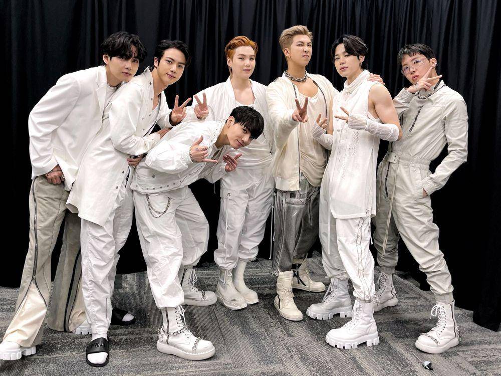 BTS (twitter.com/bts_bighit)
