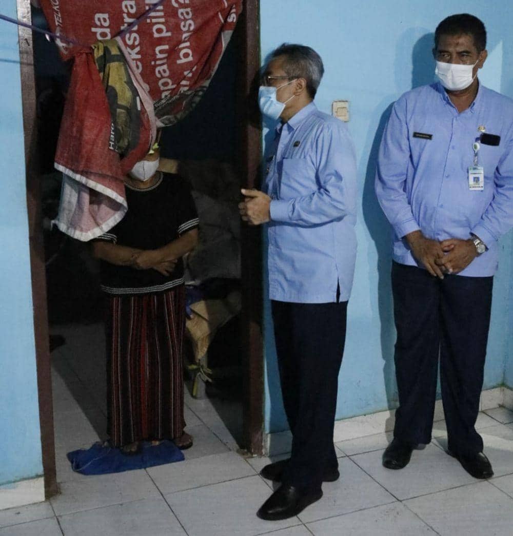 Bupati Bantul, Abdul Halim Muslih berdialog dengan ibu yang polisikan anaknya gegera menjual perabot rumah hingga genting rumah.(doc.Humpro Bantul)