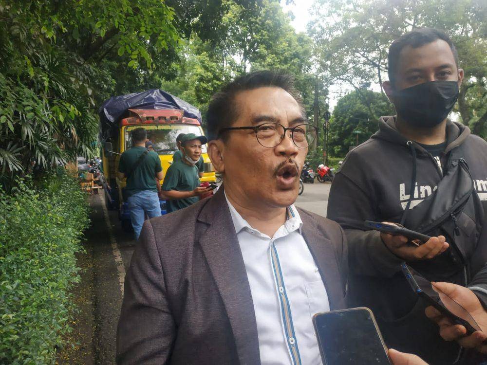Rd Teddy, Kuasa hukum pengguhuni bangunan Jalan Jawa yang digusur PT KAIIDN Times/Debbie Sutrisno