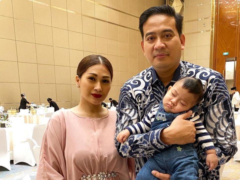 10 Potret Kompak Tata Janeeta dan sang Suami Momong Anak, Telaten!