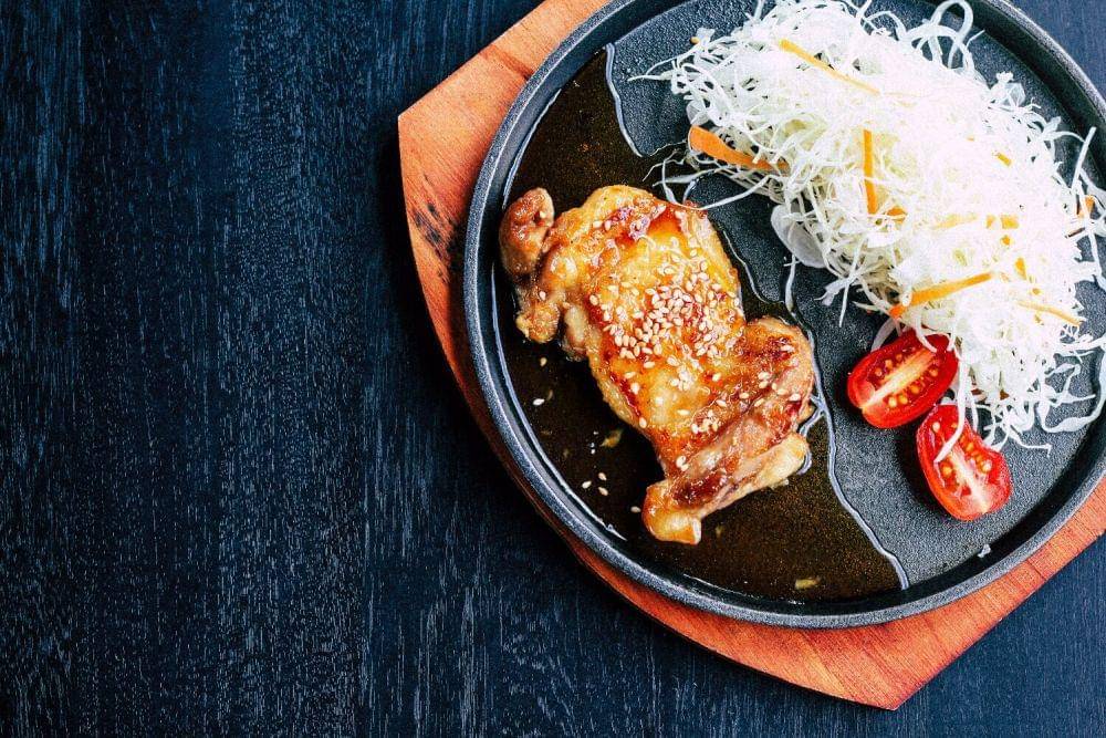 ilustrasi sweet tea teriyaki chicken (unsplash.com/Mgg Vitchakorn)