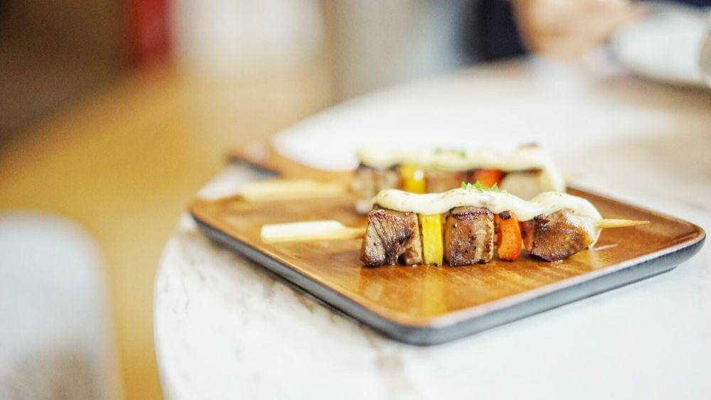 ilustrasi sweet tea chicken kabobs (unsplash.com/pan xiaozhen)