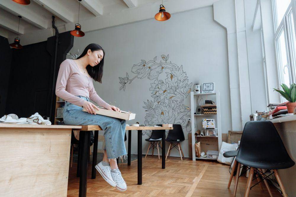 ilustrasi perempuan duduk di meja (pexels.com/Thirdman)