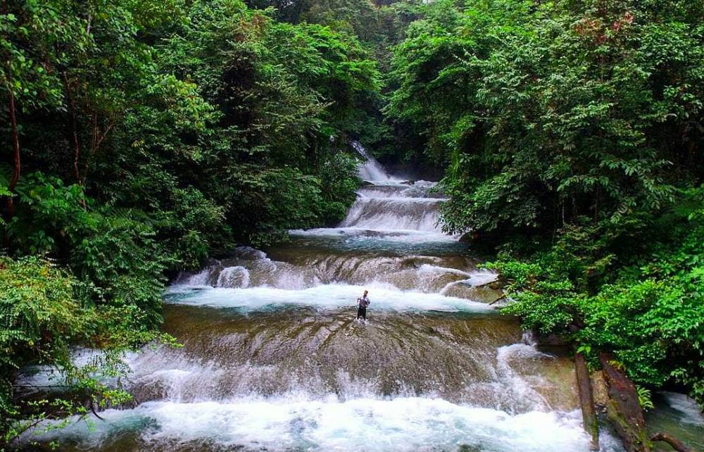Air Terjun Tujuh Bidadari, di perbatasan Kabupaten Bener Meriah dan Aceh Utara, Aceh. (Foto: wisataaceh.co.id)