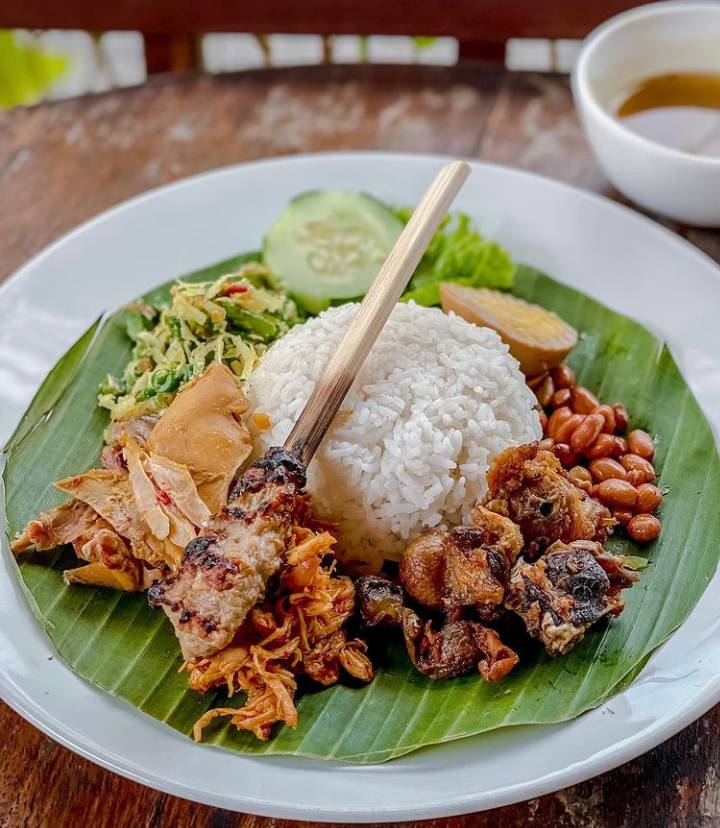 Nasi Ayam Kedewetan Ibu Mangku (instagram.com/hendritio)