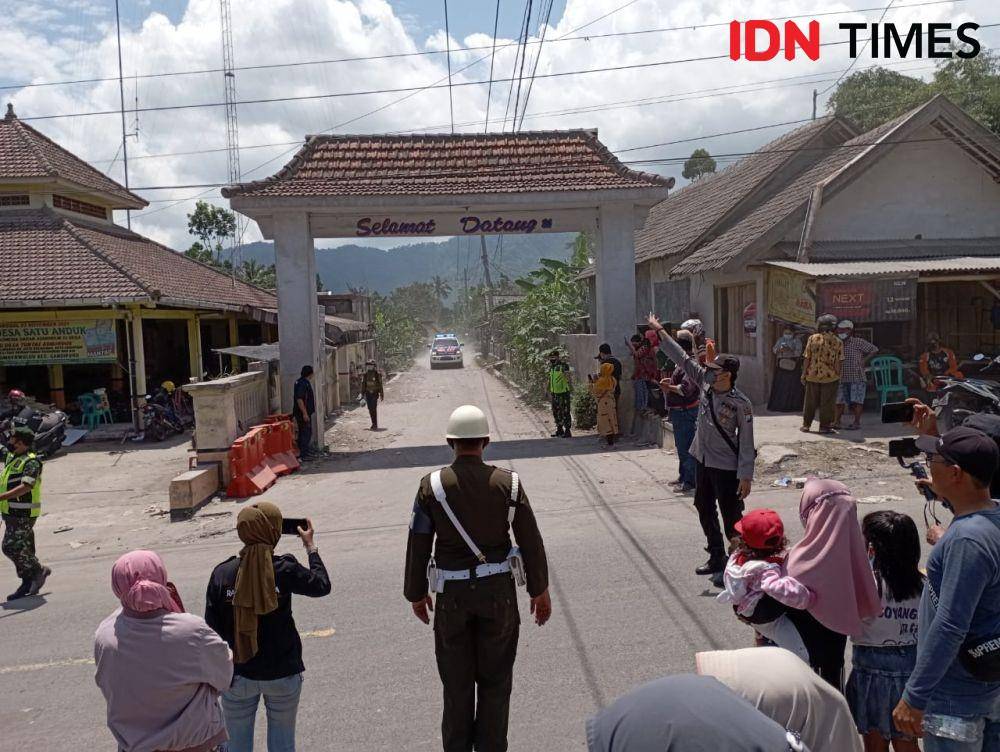 Rombongan Presiden Jokowi saat memasuki area Desa Sumber Wuluh, Kecamatan Candipuro, Kabupaten Lumajang. IDN Times/Ulil Albab.